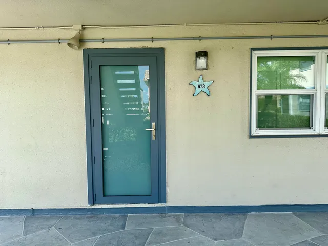 a view of a house with backyard and garden