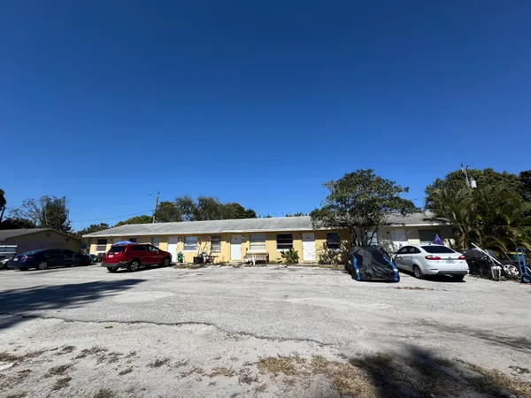 $1,400 | 3660 Coconut Road, Palm Springs, FL 33461