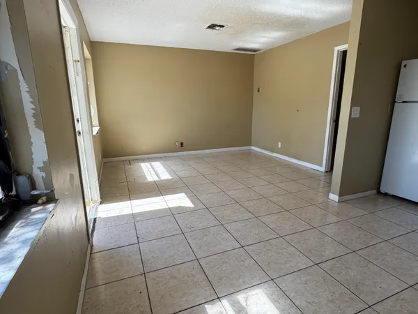 $1,400 | 3660 Coconut Road, Palm Springs, FL 33461