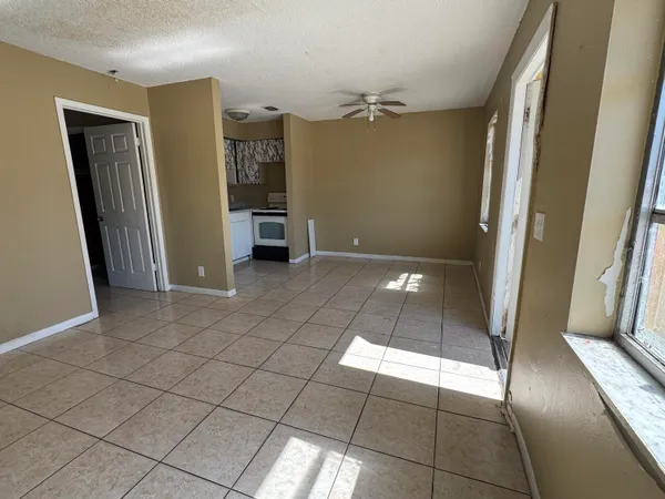 $1,400 | 3660 Coconut Road, Palm Springs, FL 33461