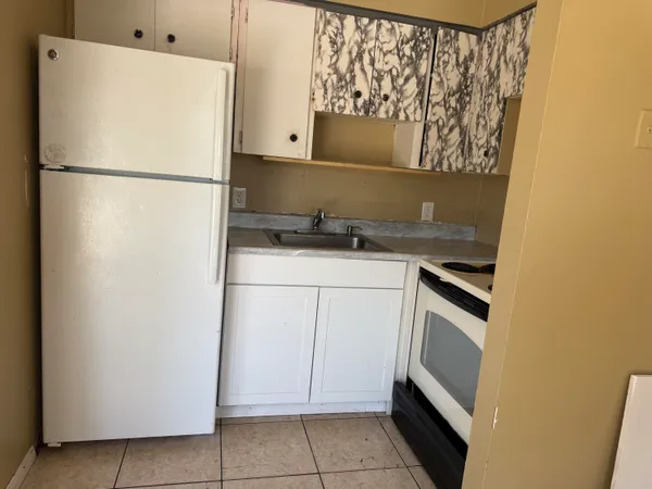 $1,400 | 3660 Coconut Road, Palm Springs, FL 33461