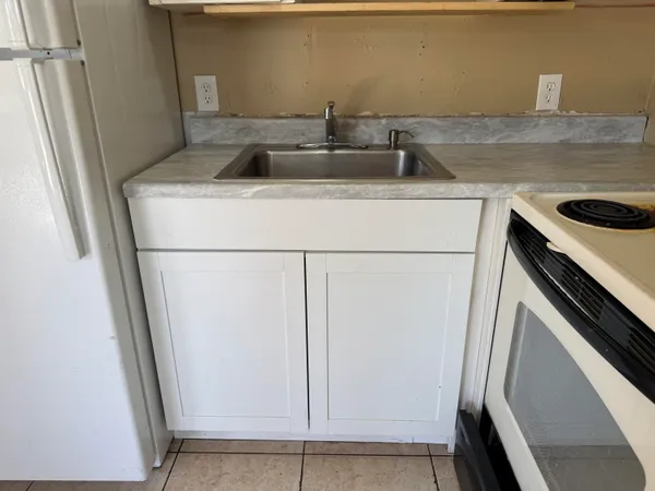 $1,400 | 3660 Coconut Road, Palm Springs, FL 33461