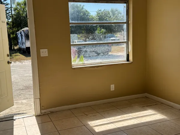 $1,400 | 3660 Coconut Road, Palm Springs, FL 33461