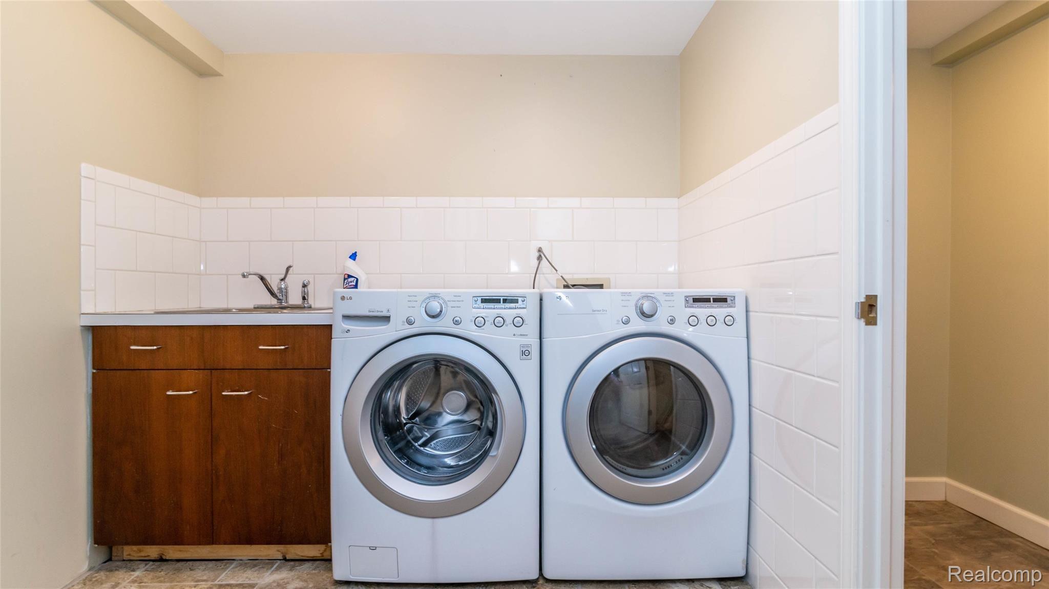 1952 Ward Road Bloomfield Hills, MI 48302 - Photo 40 of 44 Laundry Room