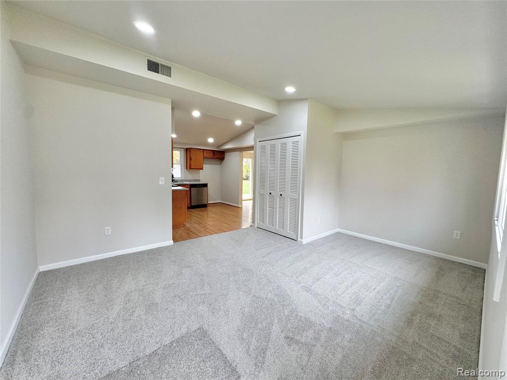 1884 Scheifle Road Walled Lake, MI 48390 - Photo 4 of 17