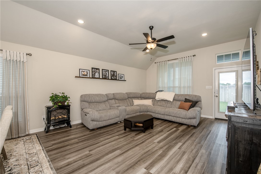 2078 Viva Road Bryan, TX 77807 - Photo 7 of 32