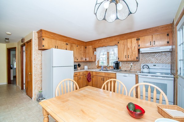14 Davis Road Tewksbury, MA 01876 - Photo 4 of 18 Gallery Image 4
