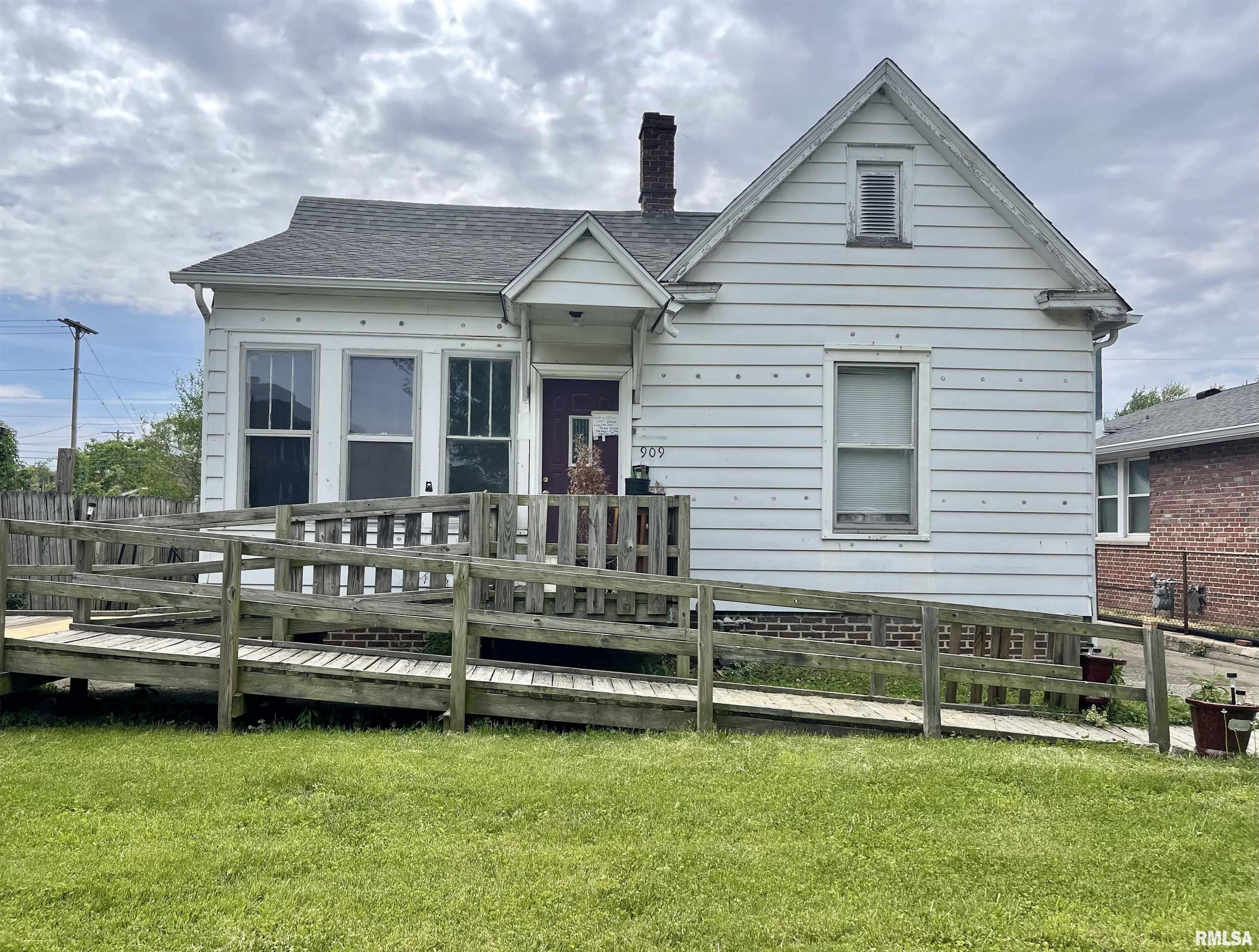 909 North Indiana Avenue Springfield, IL 62702 - Photo 1 of 5