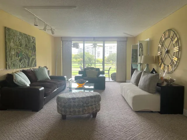 $3,000 | 555 Oaks Lane, Unit 203, Pompano Beach, FL 33069