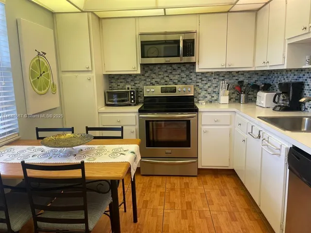 $3,000 | 555 Oaks Lane, Unit 203, Pompano Beach, FL 33069