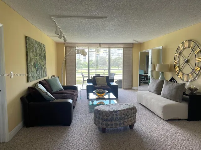 $3,000 | 555 Oaks Lane, Unit 203, Pompano Beach, FL 33069