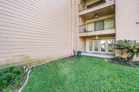 a view of back yard of the house