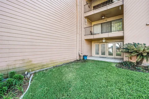 a view of back yard of the house
