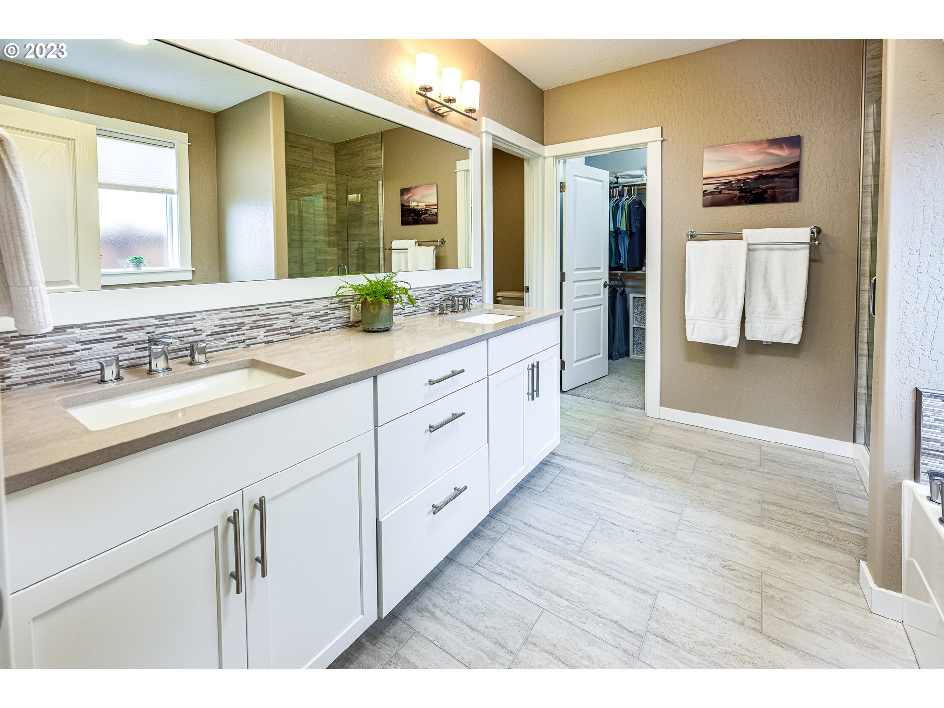 878 Tyson Lane Eugene, OR 97404 - Photo 20 of 39 a bathroom with a sink and a mirror