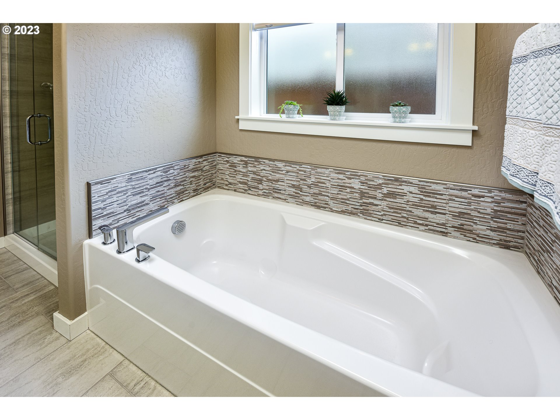 878 Tyson Lane Eugene, OR 97404 - Photo 21 of 39 a bathroom with a bathtub