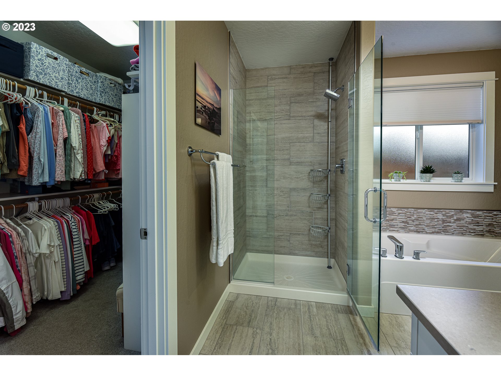 878 Tyson Lane Eugene, OR 97404 - Photo 22 of 39 a bathroom with a glass shower door