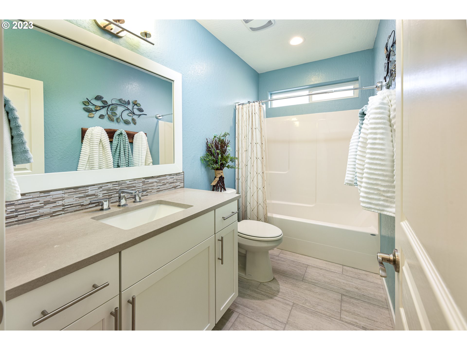 878 Tyson Lane Eugene, OR 97404 - Photo 26 of 39 a bathroom with a sink a toilet and a bathtub