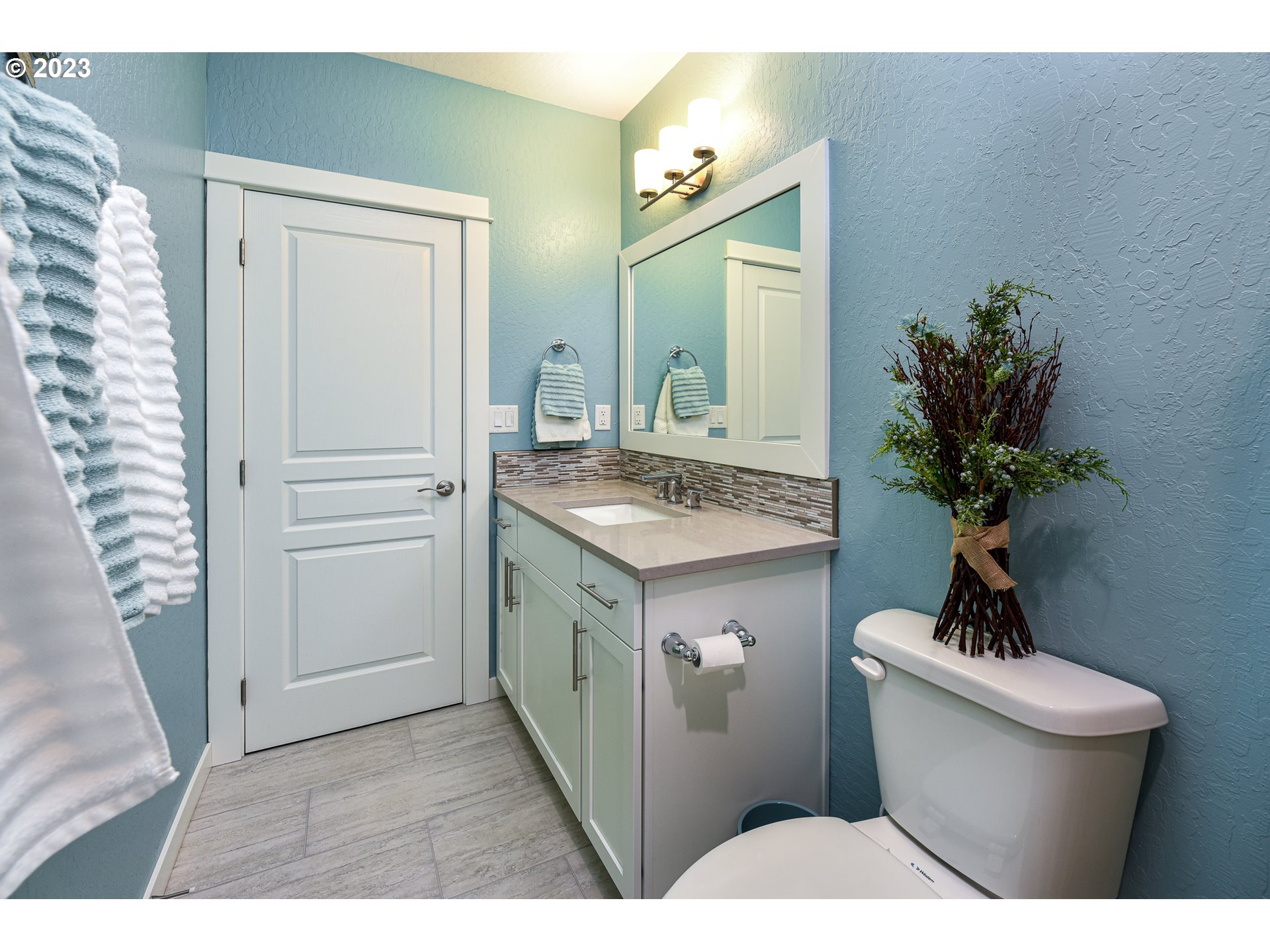 878 Tyson Lane Eugene, OR 97404 - Photo 27 of 39 a bathroom with a sink toilet and shower