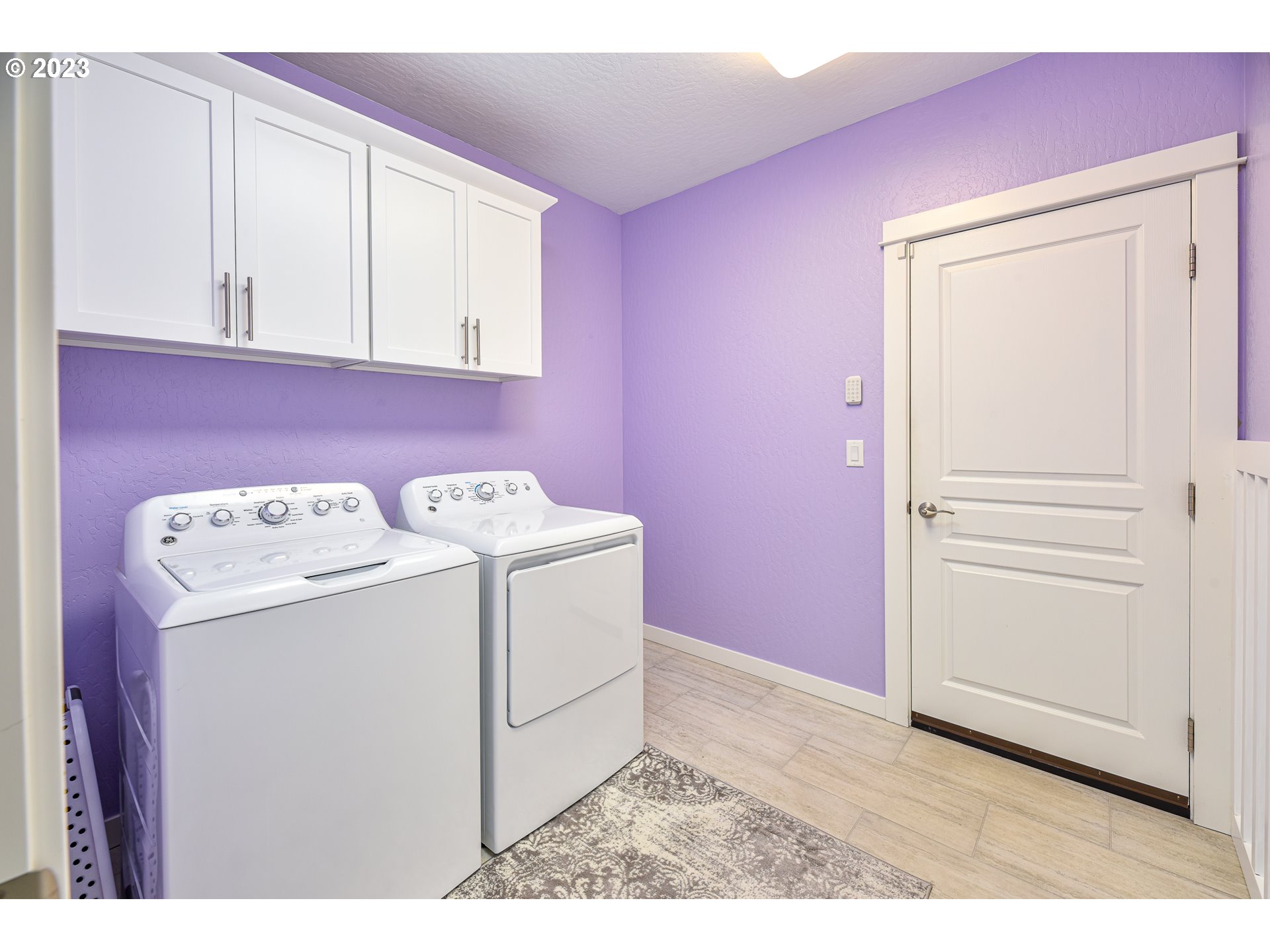878 Tyson Lane Eugene, OR 97404 - Photo 30 of 39 a utility room with dryer and washer