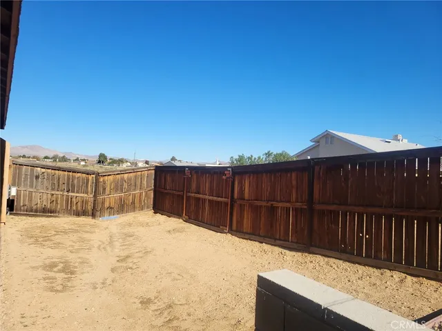 $1,950 | 16751 Silica Drive, Victorville, CA 92395