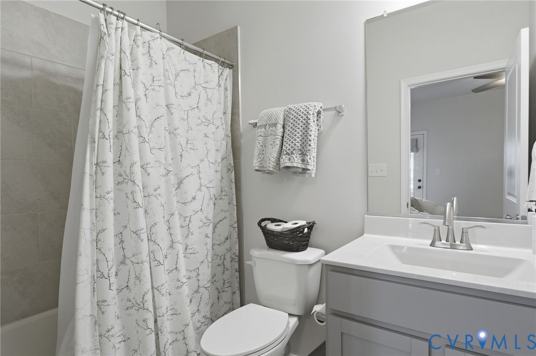 1900 Roseneath Road, Unit 4B Richmond, VA 23230 - Photo 19 of 44 a bathroom with a toilet sink and mirror