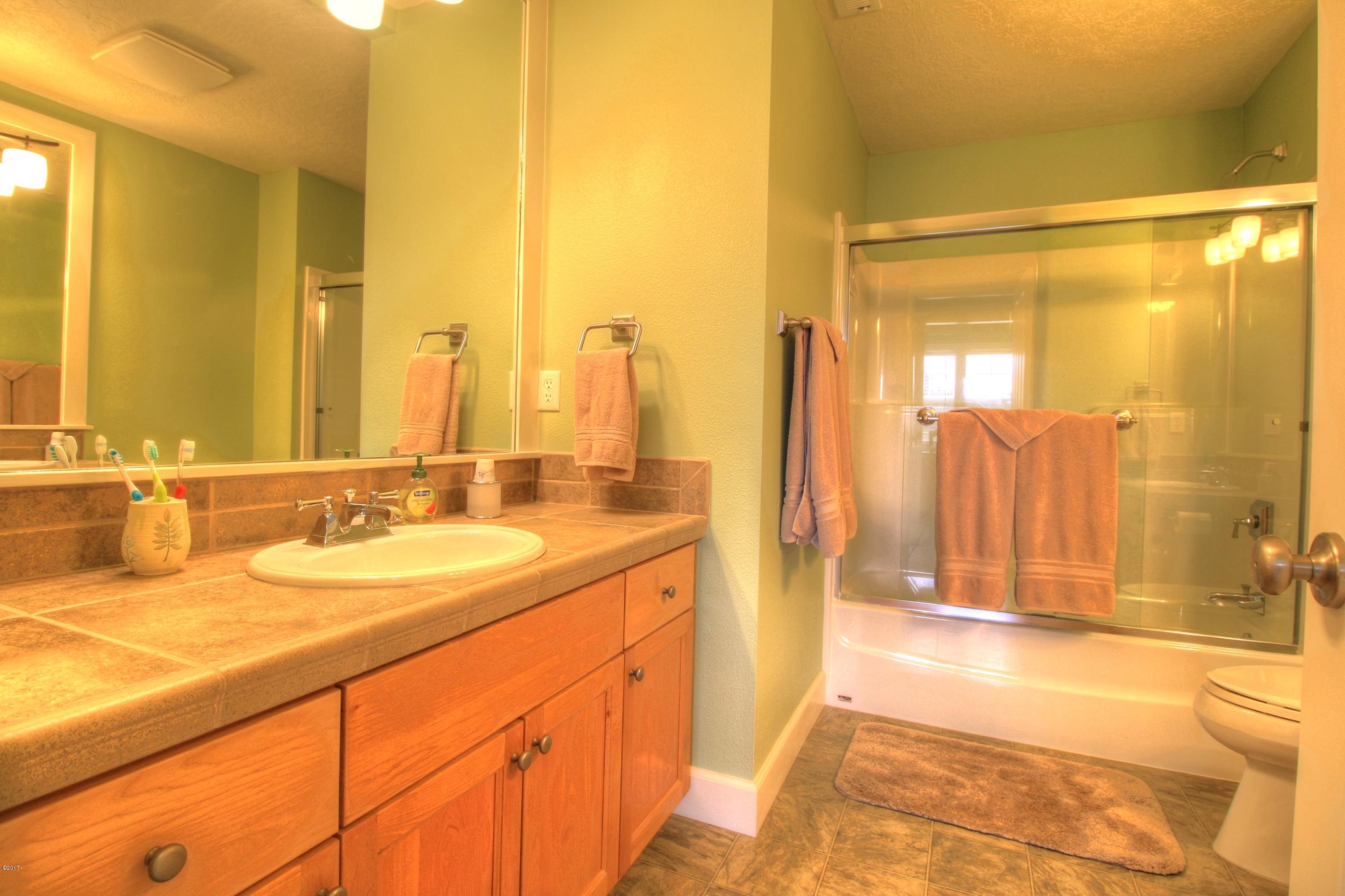 230 Southwest 60th Loop Newport, OR 97366 - Photo 25 of 42 Guest Bath 1