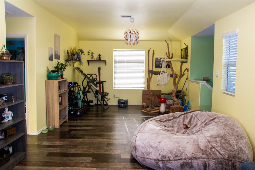 208 Greatest Gift Way Jarrell, TX 76537 - Photo 10 of 17 a room with gym equipment