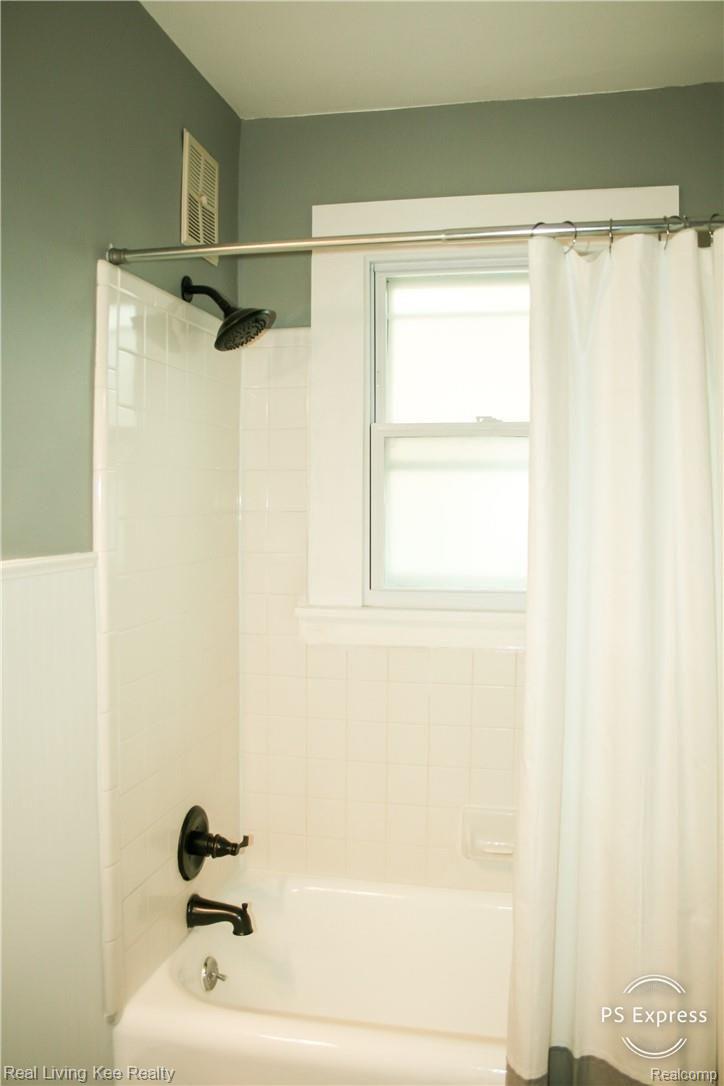 147 Lysander Street Rochester, MI 48307 - Photo 10 of 16 bath.jpeg