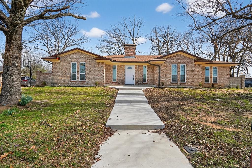 835 38th Street Southeast Paris, TX 75462 - Photo 1 of 25 a front view of a house with yard and green space