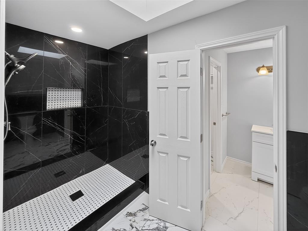 835 38th Street Southeast Paris, TX 75462 - Photo 15 of 25 a bathroom with a glass shower door