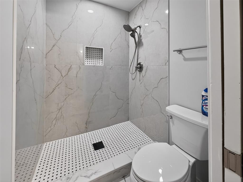 835 38th Street Southeast Paris, TX 75462 - Photo 19 of 25 a bathroom with a toilet and a shower