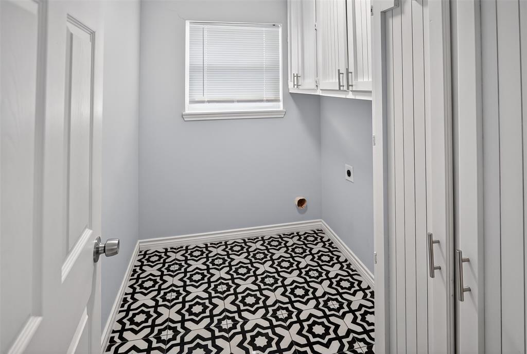 835 38th Street Southeast Paris, TX 75462 - Photo 22 of 25 a view of a closet
