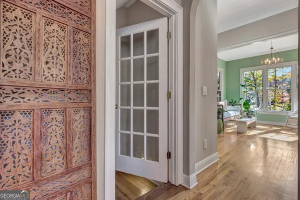 a view of entryway and livingroom with furniture