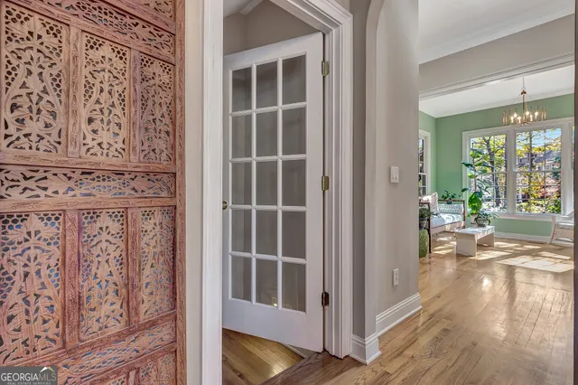 a view of entryway and livingroom with furniture