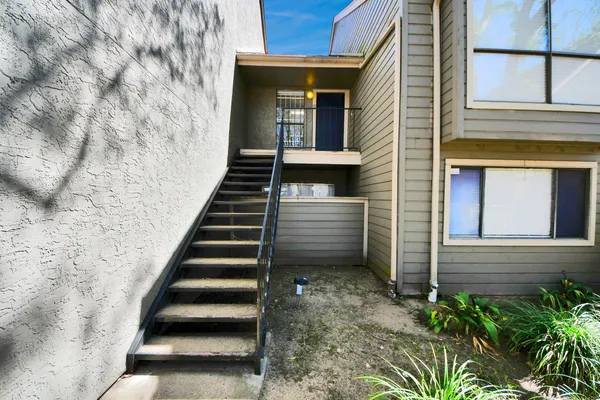 a view of entryway with a front door