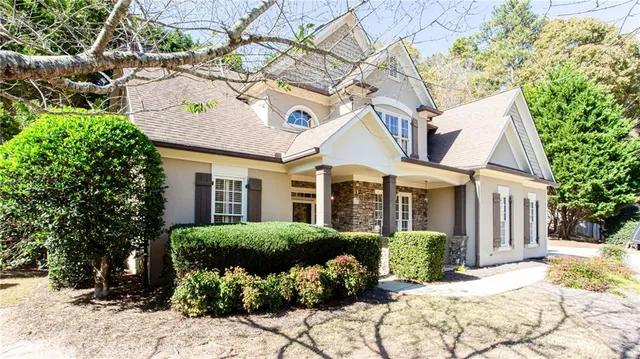 a view of a house with backyard