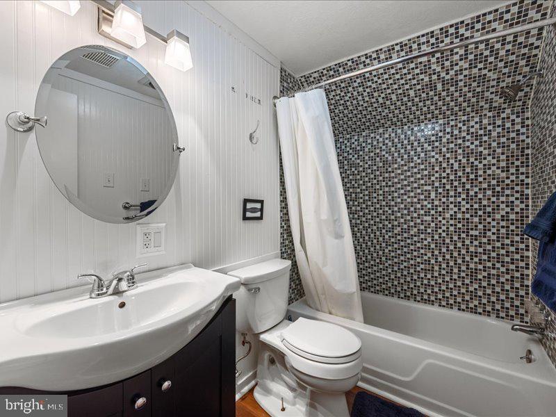 229 Forest View Road Edinburg, VA 22824 - Photo 24 of 53 Upper Level Full Bath