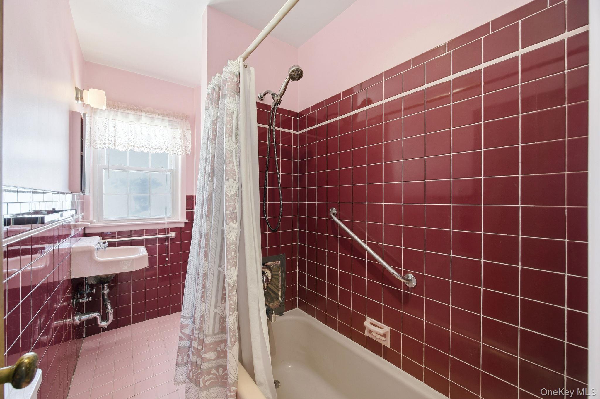54 Aberdeen Road New Hyde Park, NY 11040 - Photo 17 of 26 a bathroom with a bathtub and shower