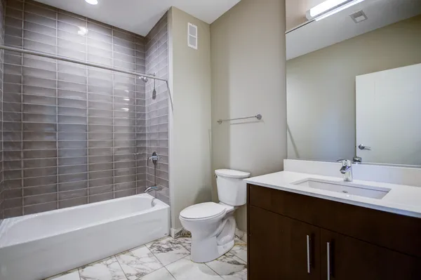 $2,315 | 851 West Grand Avenue, Unit 102, Chicago, IL 60642