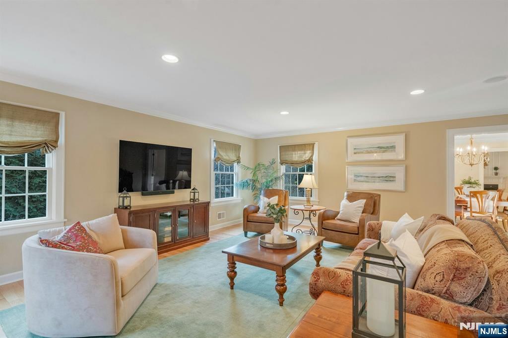 24 Sutton Drive Ho-Ho-Kus, NJ 07423 - Photo 11 of 32