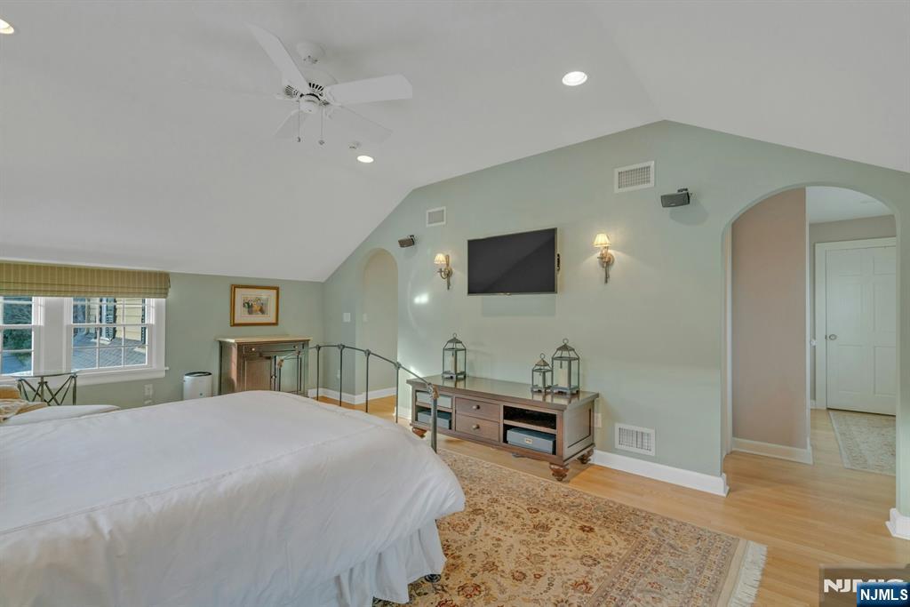 24 Sutton Drive Ho-Ho-Kus, NJ 07423 - Photo 20 of 32