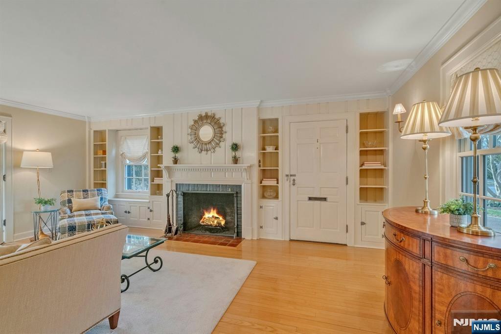 24 Sutton Drive Ho-Ho-Kus, NJ 07423 - Photo 3 of 32