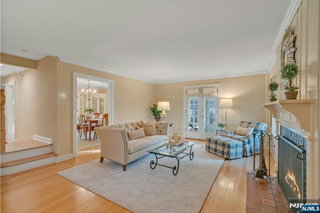 24 Sutton Drive Ho-Ho-Kus, NJ 07423 - Photo 4 of 32