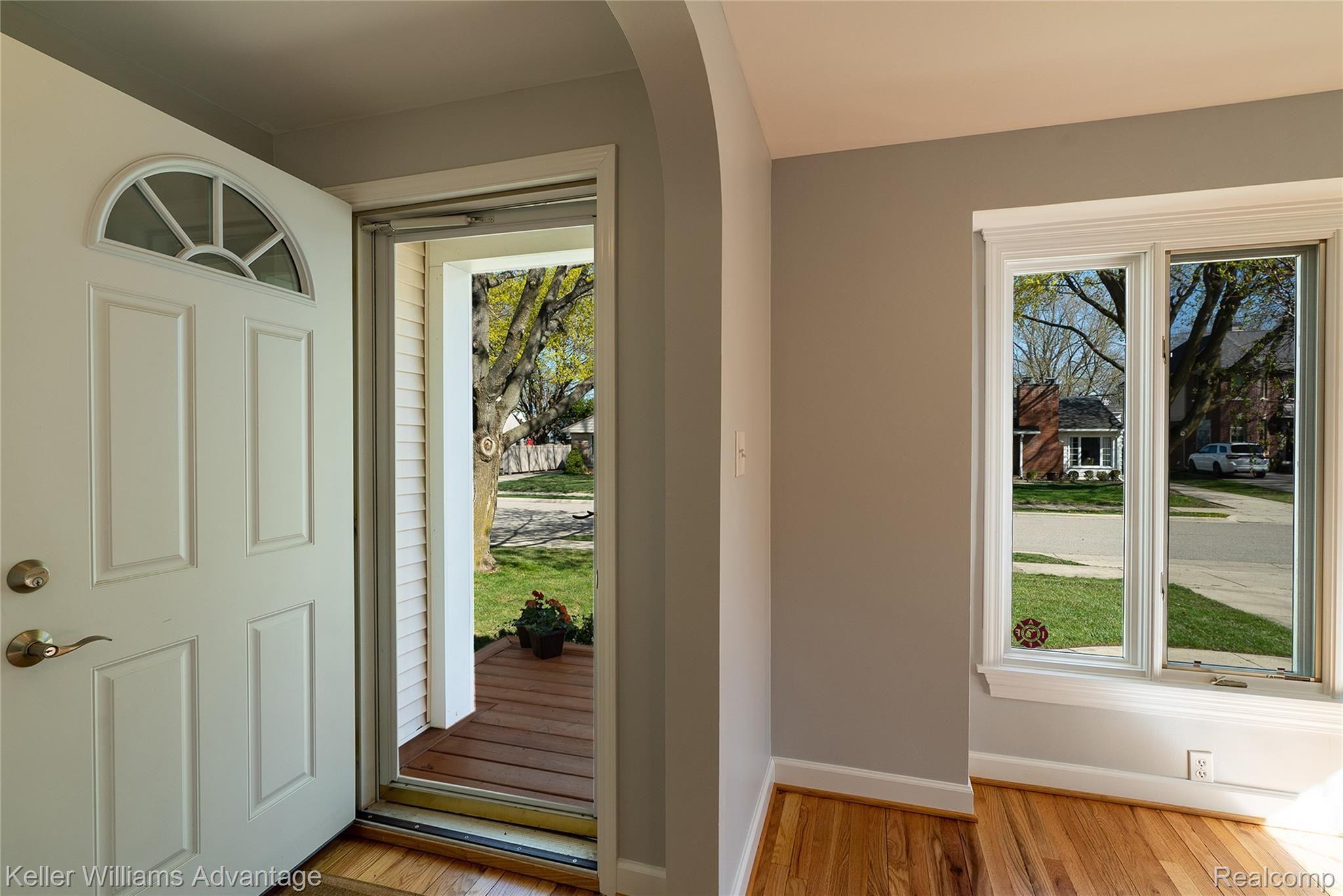 336 Maywood Avenue Rochester, MI 48307 - Photo 6 of 44 MaywoodAve_336_Entry 1.jpg