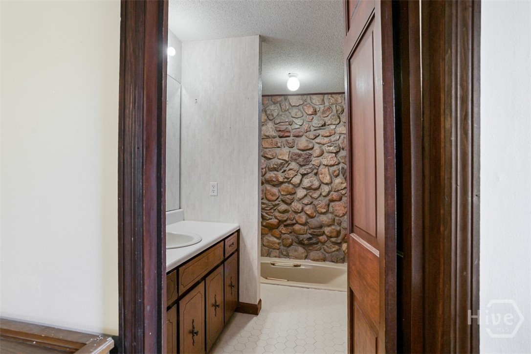 24 Crisp Street Savannah, GA 31410 - Photo 23 of 50 Downstairs Owner's suite private bathroom