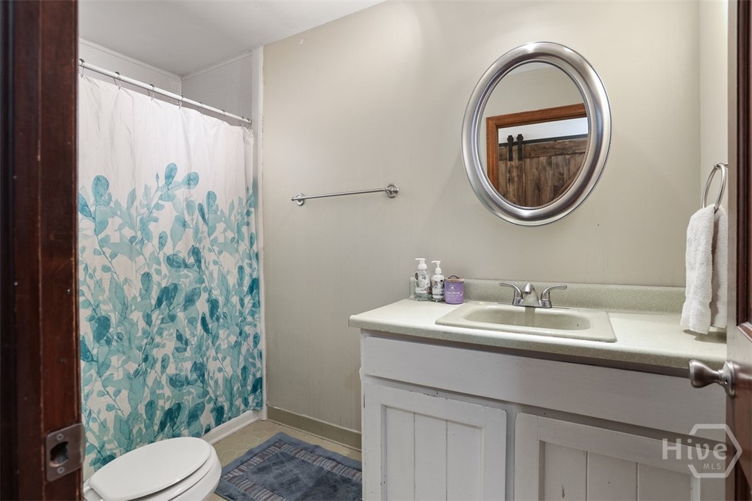 24 Crisp Street Savannah, GA 31410 - Photo 25 of 50 Downstairs hallway full bathroom