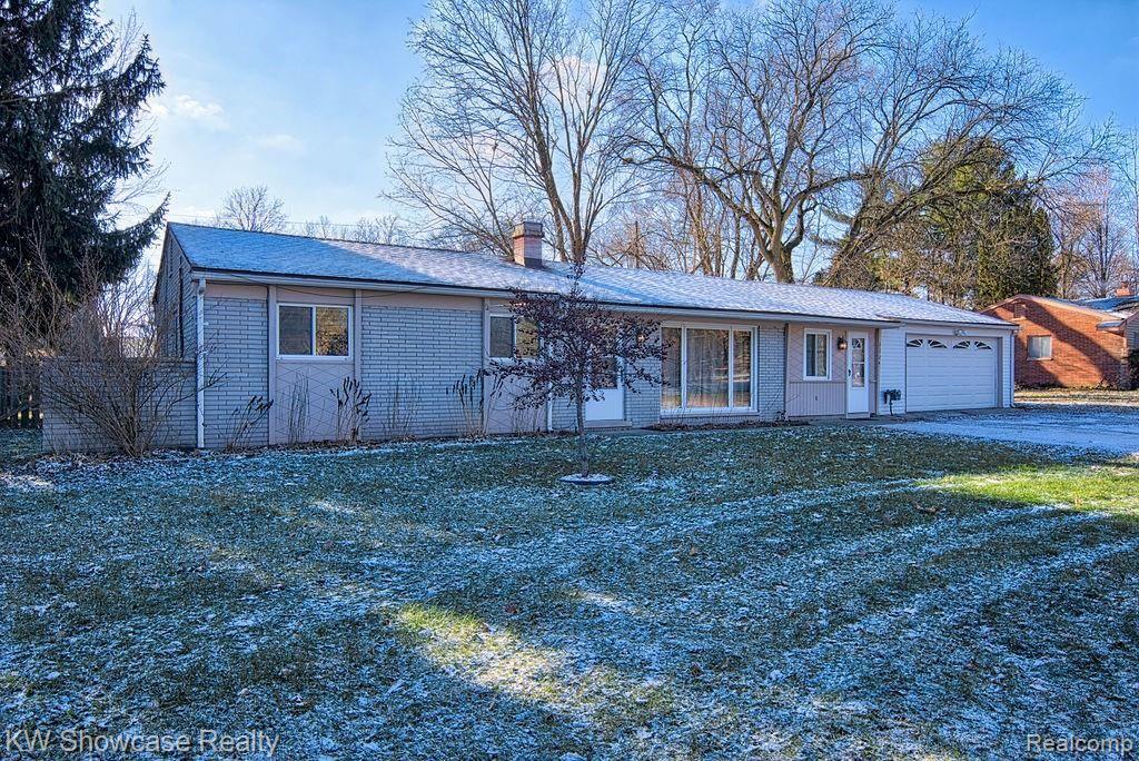 2224 South Commerce Road Walled Lake, MI 48390 - Photo 3 of 33 2224SCommerce-31.jpg
