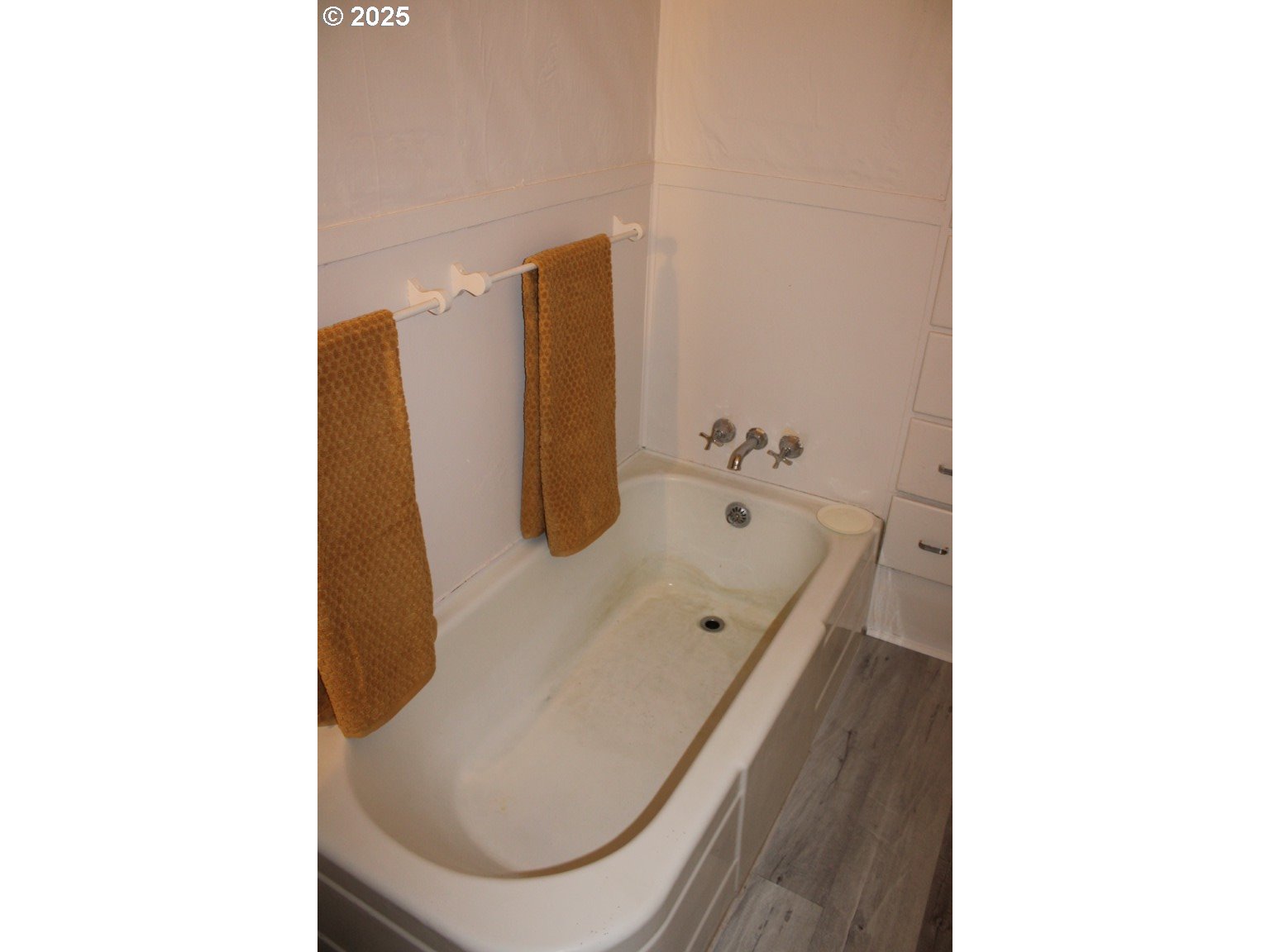 229 Darwin Street Athena, OR 97813 - Photo 11 of 18 a bathroom with a bathtub and mirror