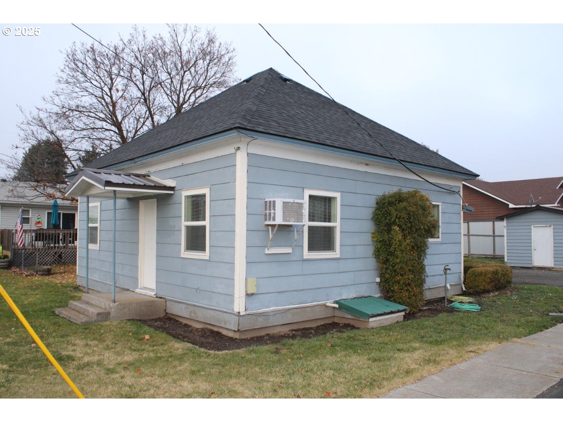 229 Darwin Street Athena, OR 97813 - Photo 2 of 18 front view of house with a yard