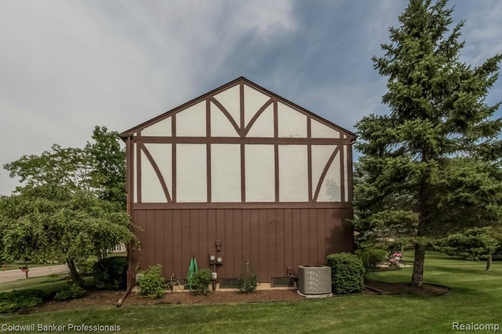 2300 North Fairview Lane Rochester, MI 48306 - Photo 36 of 43 036-Side_View-1936218-medium.jpg